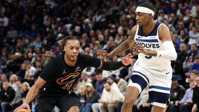 随着足球发 随着足球发