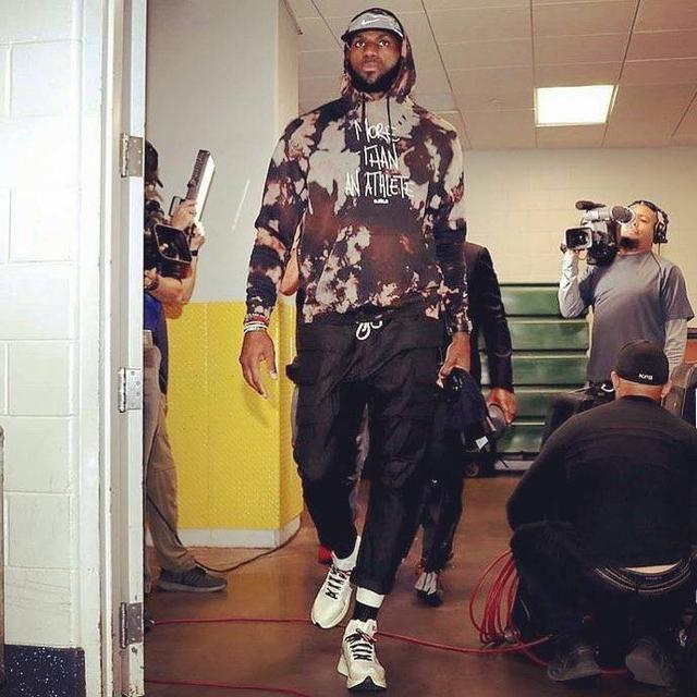 切尔西球迷球场外高举横幅抗议伯利，并呼吁阿布回归